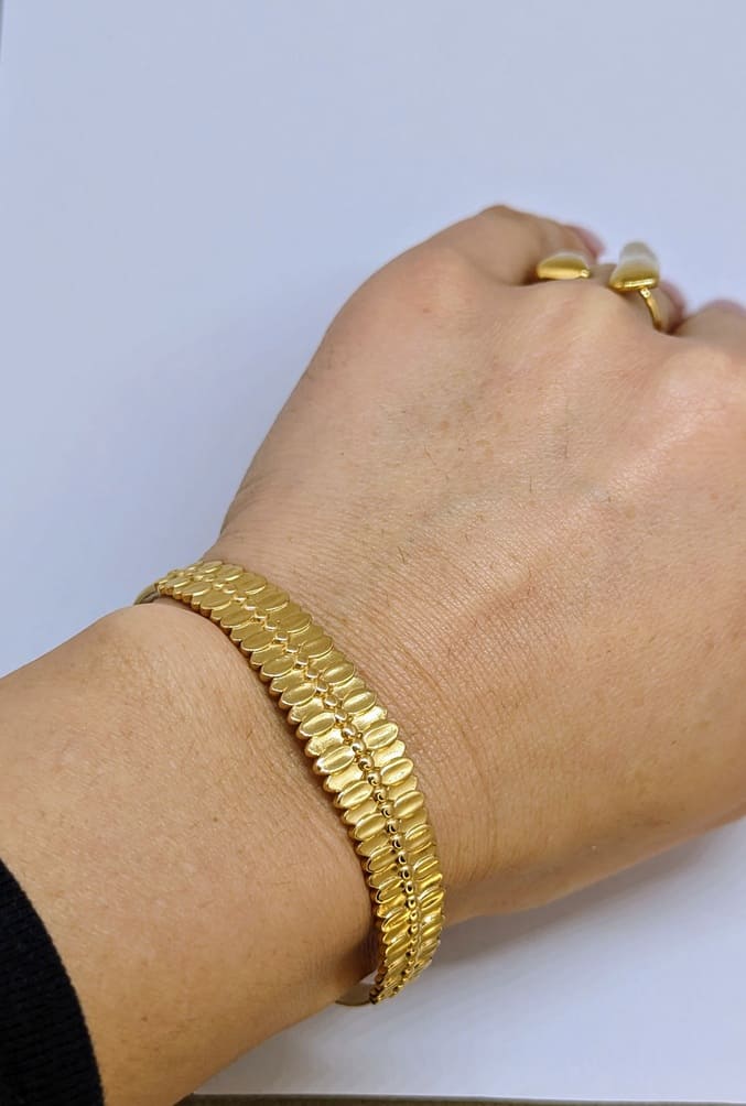 Bracelet femme en acier inoxydables doré.