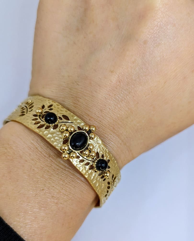 Bracelet femme en acier inoxydable doré tendance orné de pierres naturelles noires.