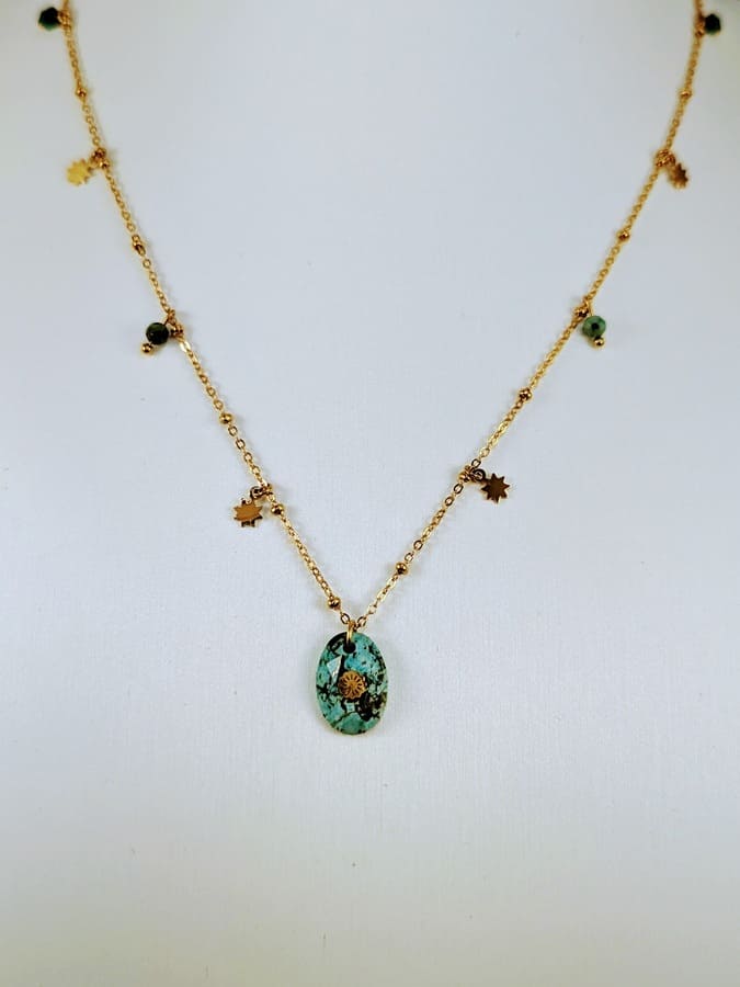 Collier en acier inoxydable doré, pendentif en pierre naturelle.