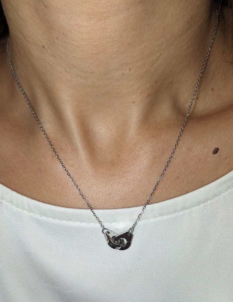 collier menotte femme en acier inoxydables.