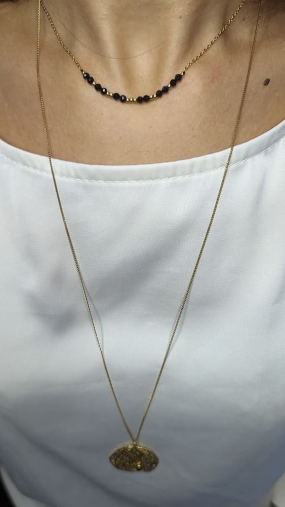 sautoir femme, long chaine avec une médaille orné de pierres naturelles noires.
