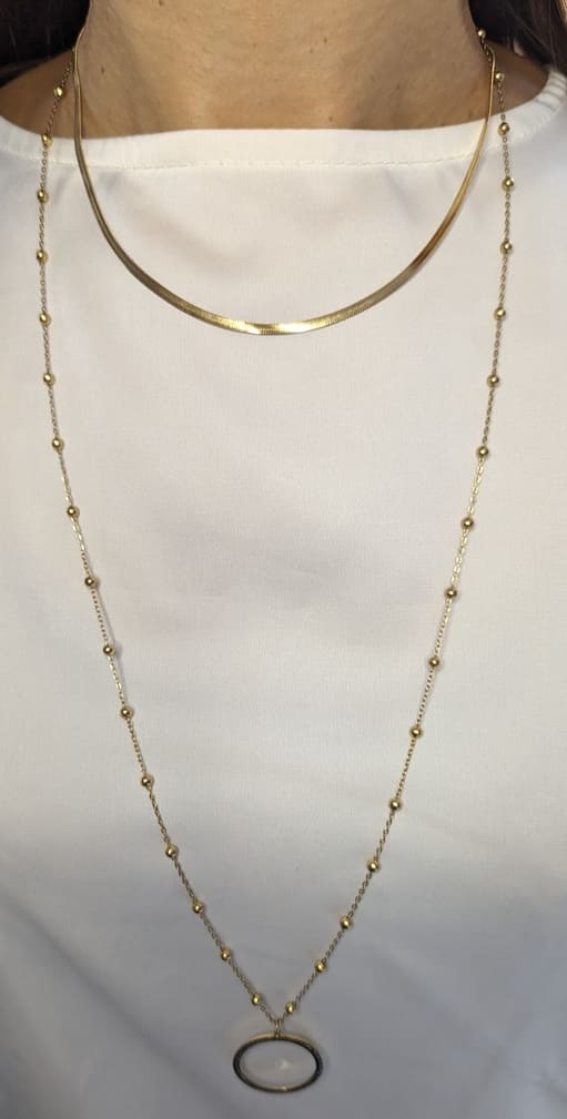 sautoir femme, long chaine orné de petites boules dorés.