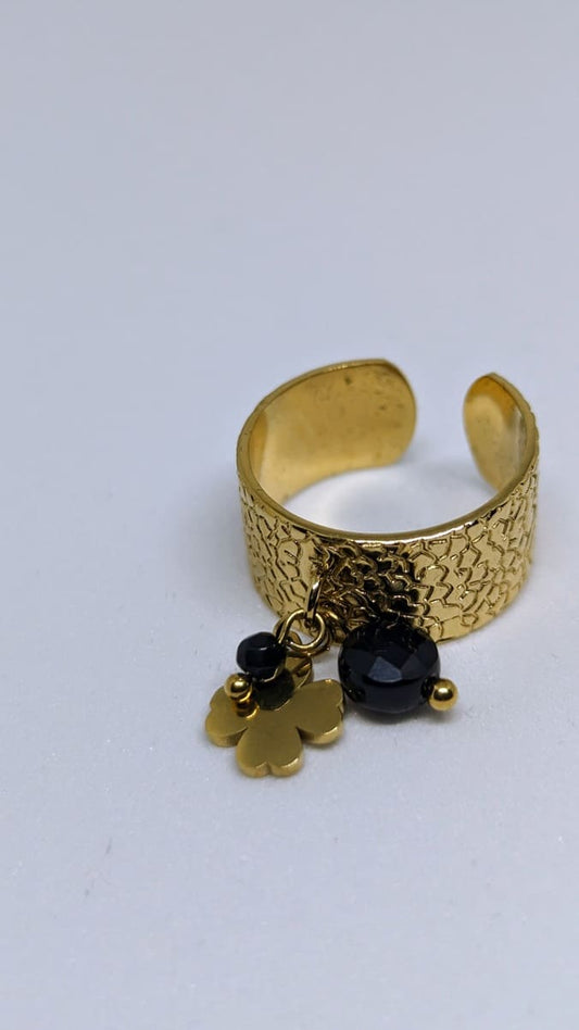 Bague femme breloque trèfle et pierres naturelles noires, ajustable.