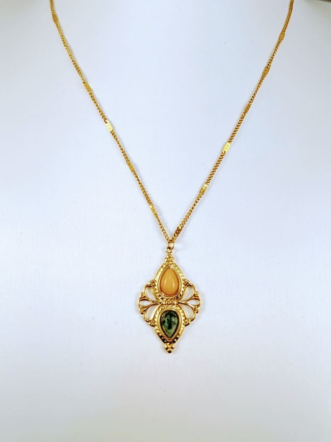Collier femme tendance, chaîne doré avec pendentif à pierres naturelles multicolores.