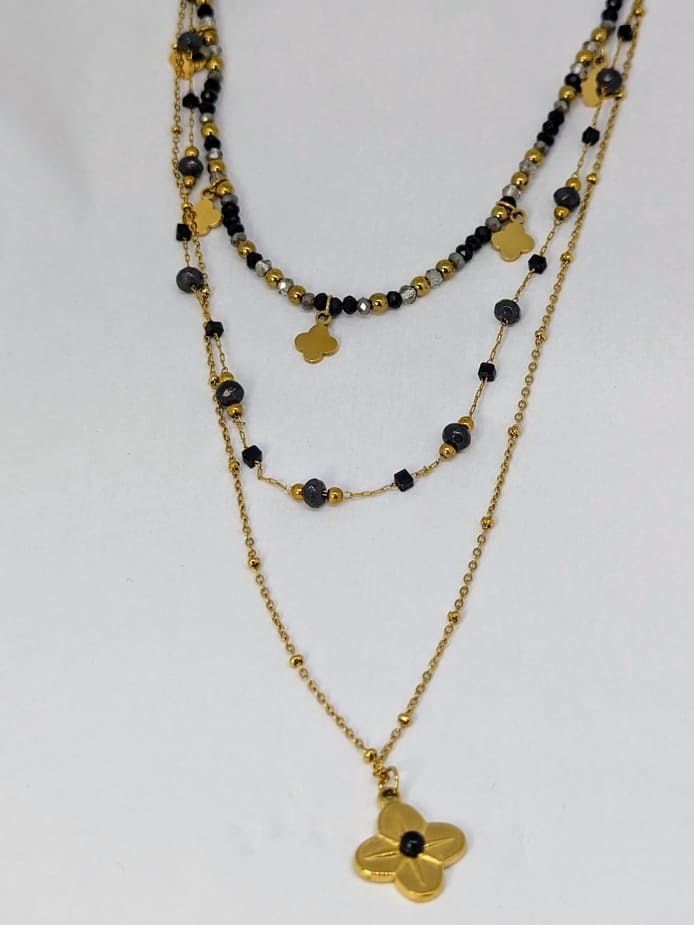 Collier trois chaînes perlées, maille boule, ornées de trèfles..