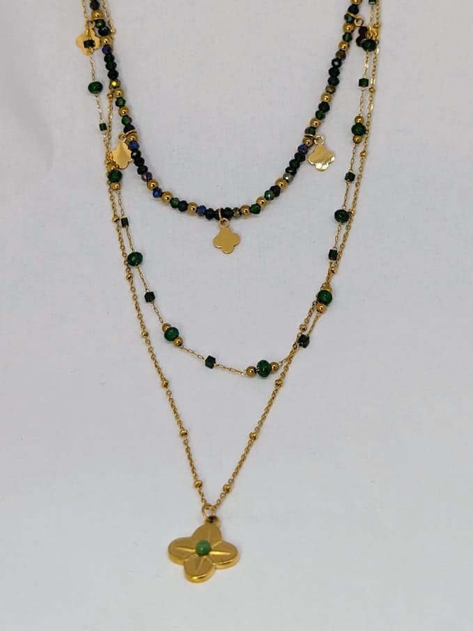 Collier trois chaînes perlées, maille boule, ornées de trèfles..