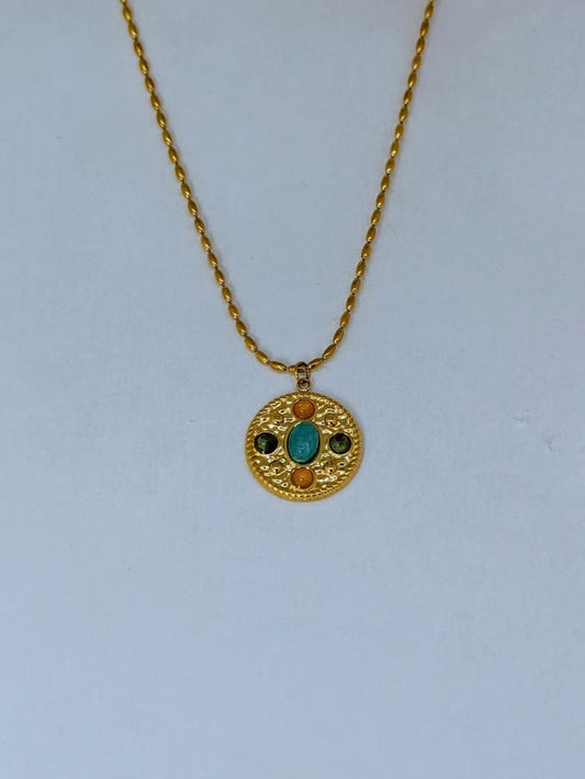 Collier femme doré en acier inoxydables médaille pierres multicolores.