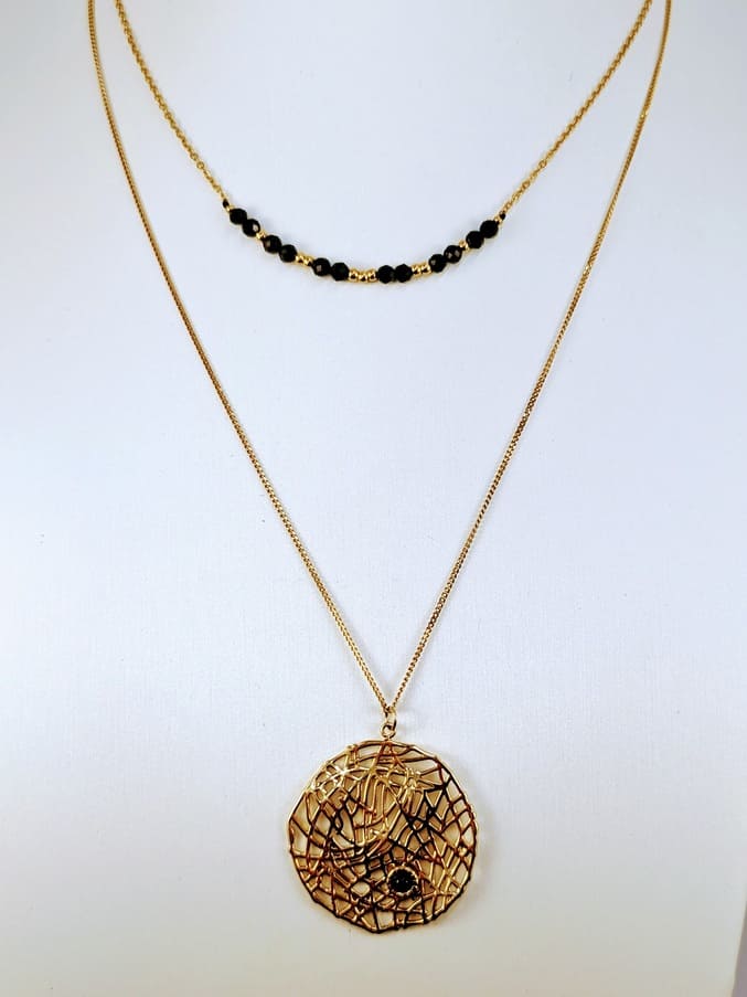 sautoir femme, long chaine avec une médaille orné de pierres naturelles noires..